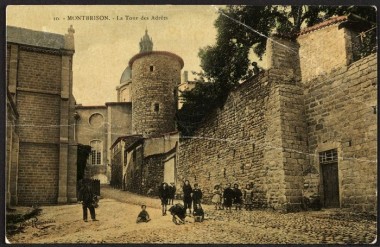 La Ville de Montbrison possède un fonds très intéressant de cartes postales anciennes des années 1900, dont cette vue de la tour de la Barrière, l’ancienne entrée du château des comtes de Forez. Crédit : Ville de Montbrison 