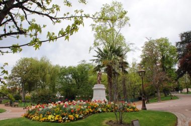Le service des espaces verts aménage chaque année de nombreux massifs de fleurs (ici au jardin d’Allard). Il montrera cette fois son talent à Saint-Galmier pendant l’été (image Ville de Montbrison/MN Paliard).