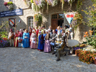 Troupes les Amis du Calvaire, les giguedouilles, les archers Suryquois et la Compagnie d’Urfé devant la mairie de Montbrison