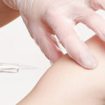 seringue vaccinant un bras