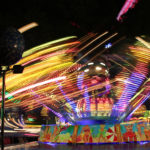 manège forain tournoyant de nuit